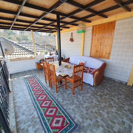 "Mani Guest House" Gjirokastër Buitenkant foto