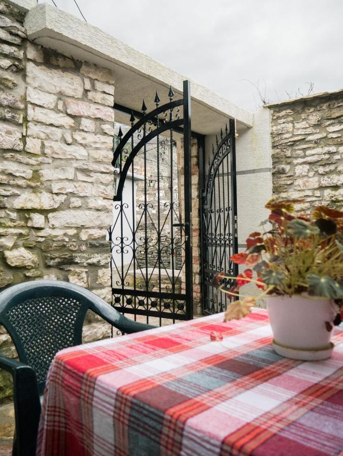"Mani Guest House" Gjirokastër Buitenkant foto