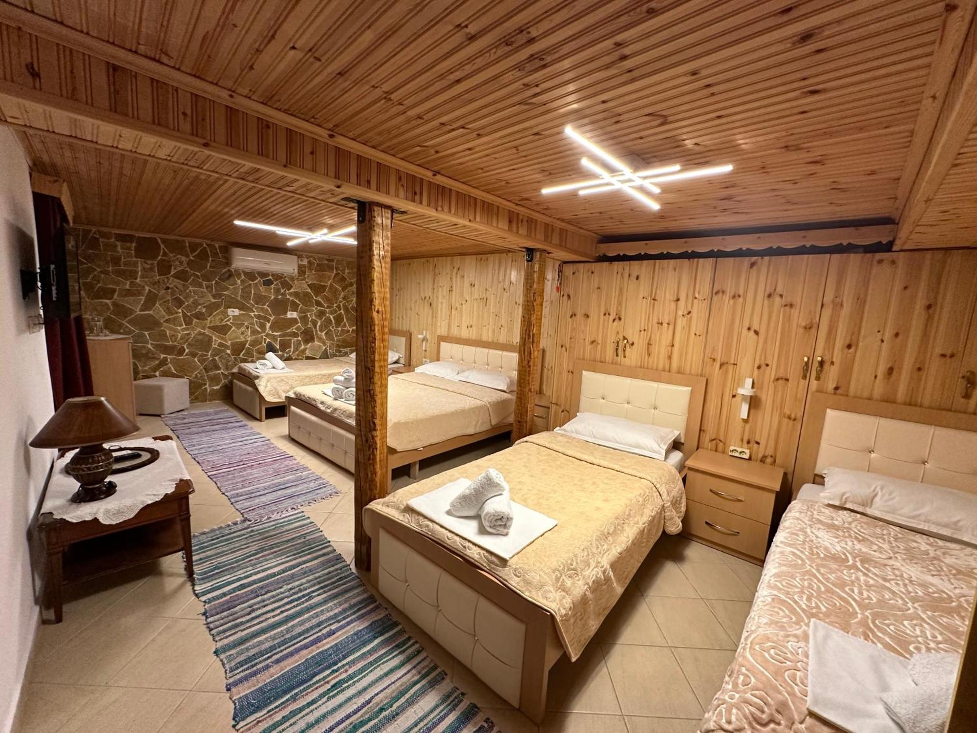 "Mani Guest House" Gjirokastër Buitenkant foto