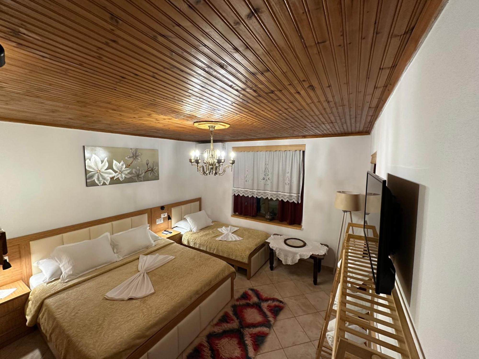 "Mani Guest House" Gjirokastër Buitenkant foto