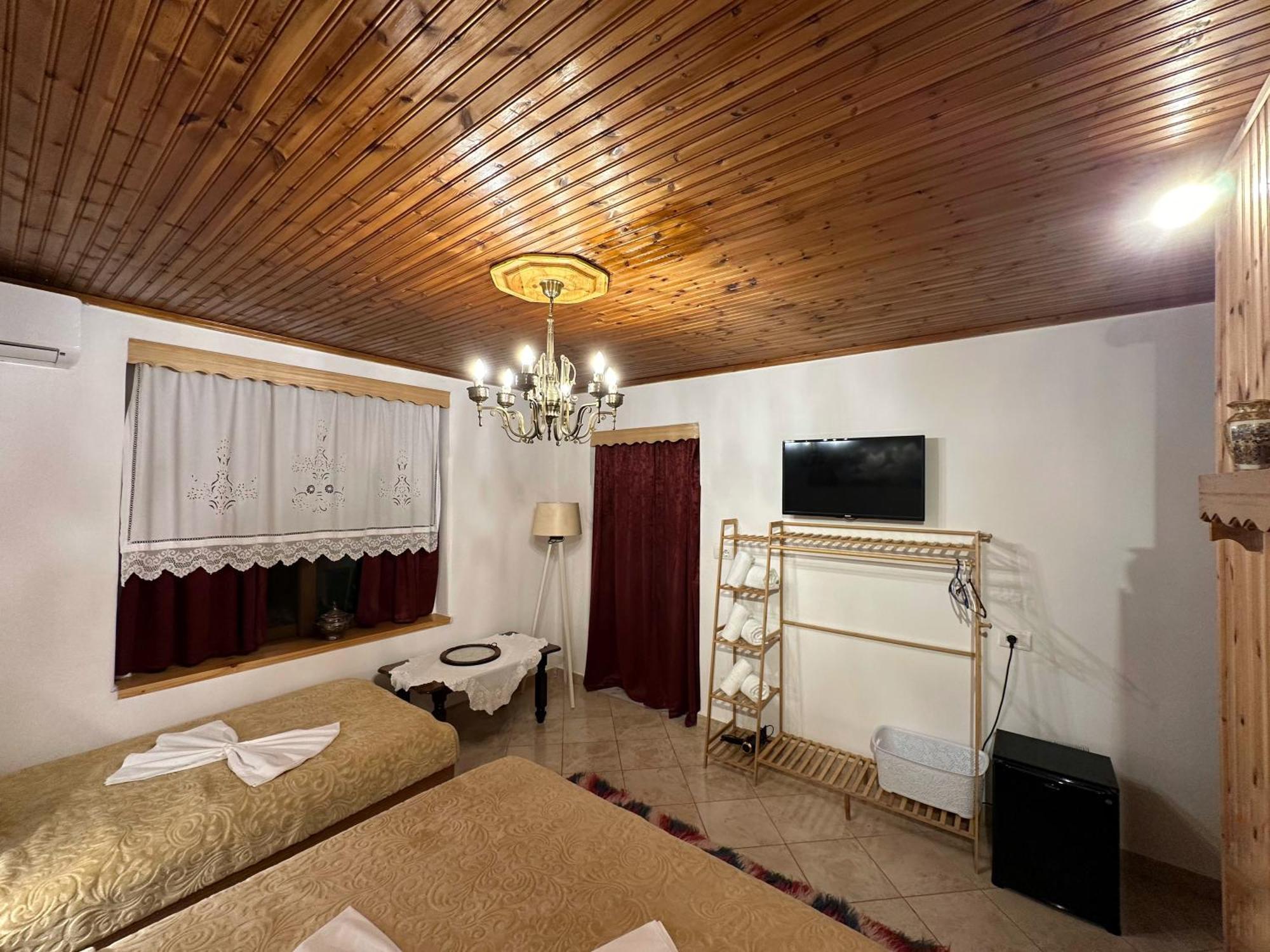 "Mani Guest House" Gjirokastër Buitenkant foto